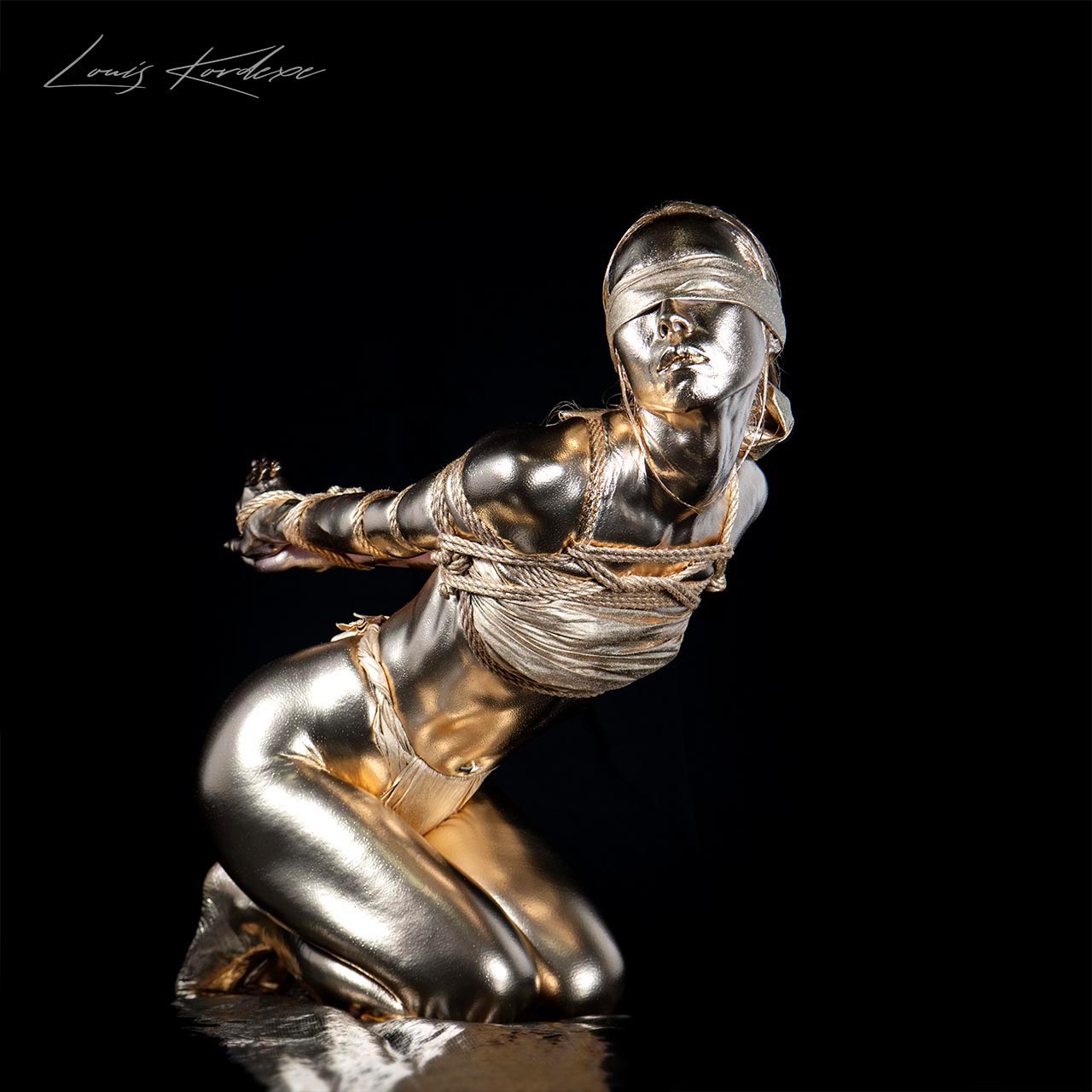 A high-contrast shibari geibaku body paint tie by Louis Kordexe, focusing on the architectural silhouette and structural rope tension in a Tokyo studio.